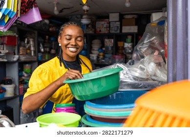 Une commerçante souriante dans sa boutique