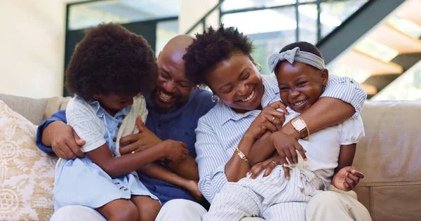 Une famille réunie et souriante
